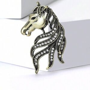 Elegant Horse Head Brooch with Rhinestones nwt